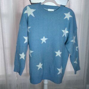GILLI Long Sleeve Crew Neck Light Blue w/White Stars Mid-Weight Sweater M
